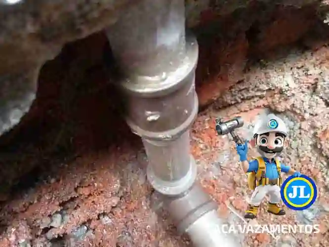 Encanador caça vazamentos em São Paulo