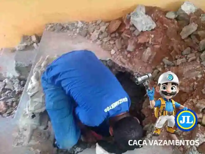 Encanador de vazamentos de água da Sabesp com detector geofone