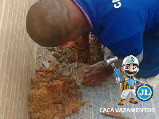 Técnico experiente em detecção de vazamento